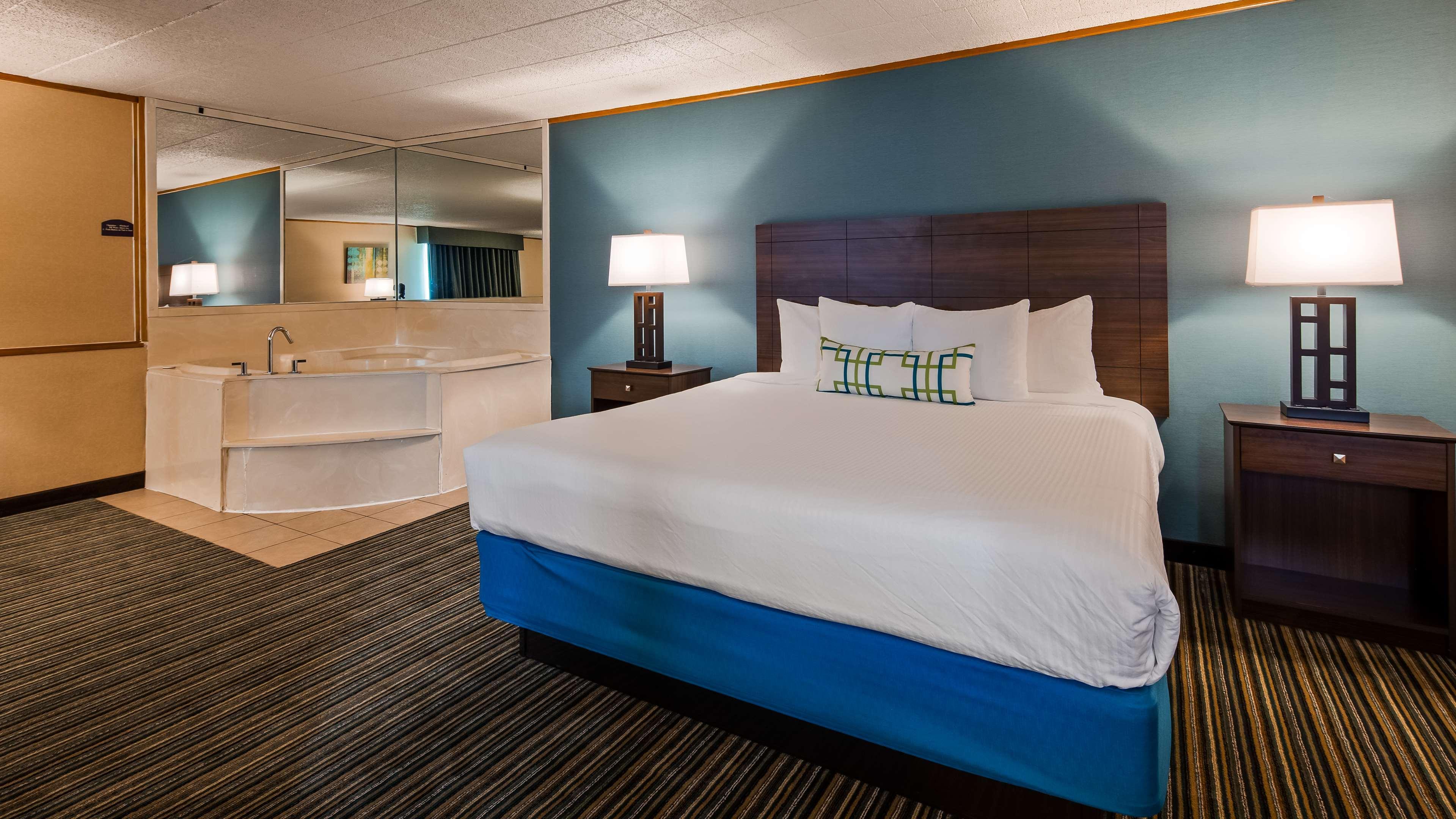Best Western Woodhaven Inn Экстерьер фото